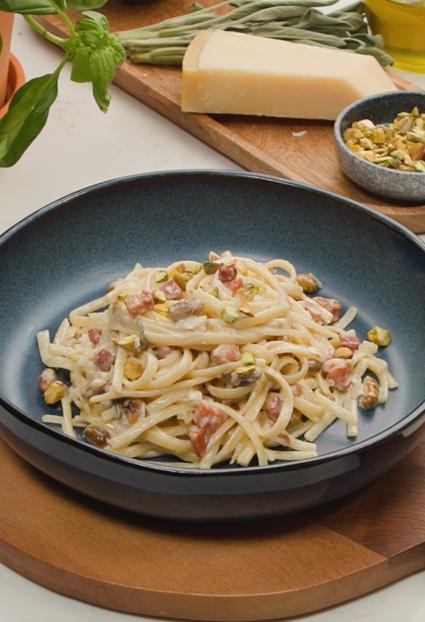 Linguine com pancetta e pistache