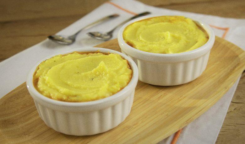 Polenta em camadas com ragu de frango