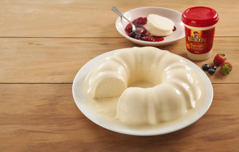 Sorvete de requeijão com calda de frutas vermelhas