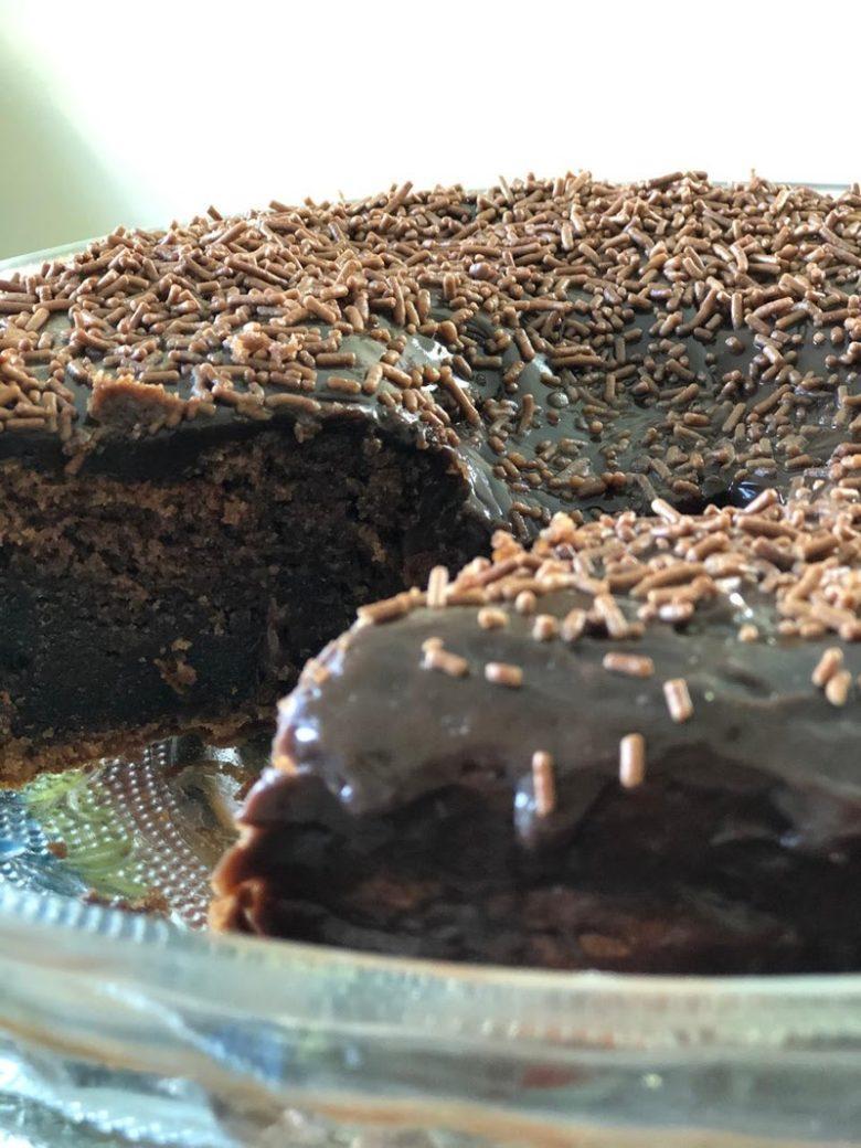 Bolo de brigadeirão com frutas vermelhas