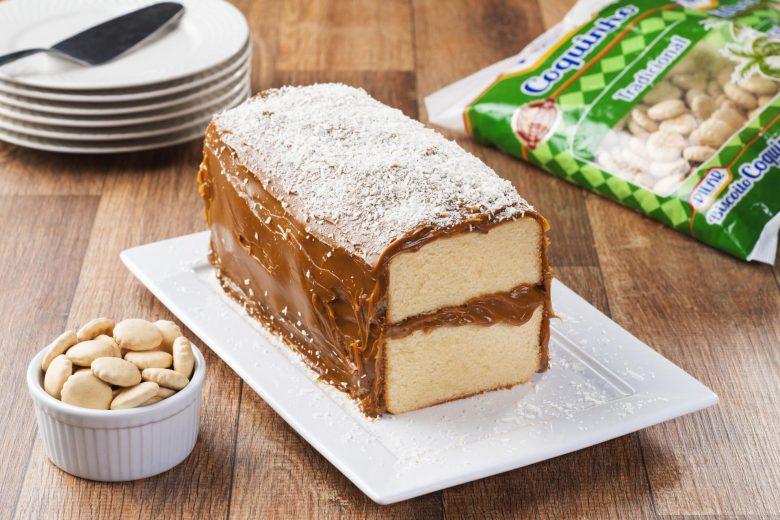 Bolo de coco com cobertura de doce de leite