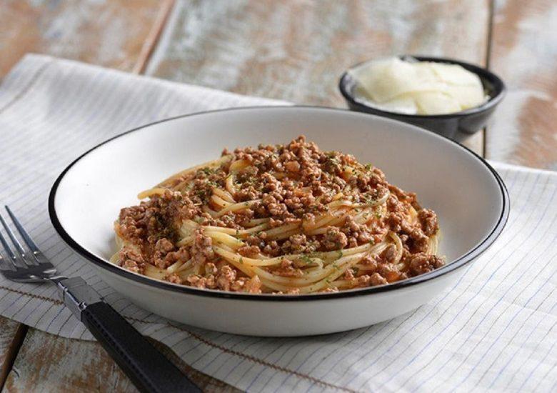 Espaguete à bolonhesa com salsa, louro e pimenta-do-reino