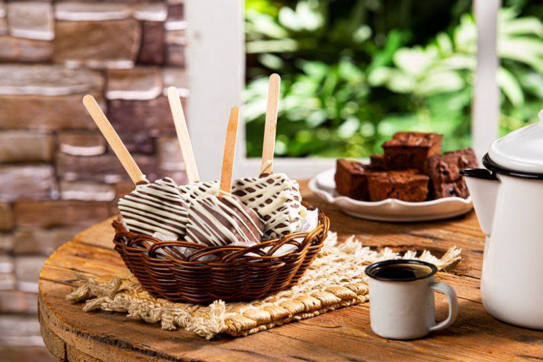 Mini brownie recheado com cobertura no palito