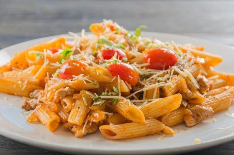 Penne ao molho sugo temperado com ervas