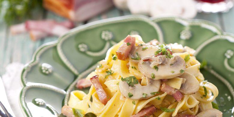 Macarrão à carbonara com bacon e cogumelos