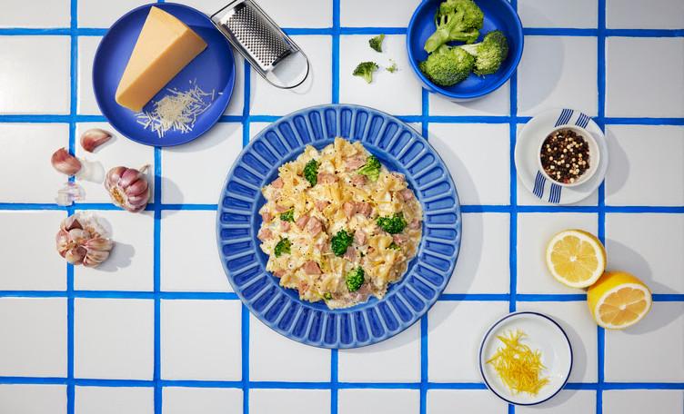 Farfalle cremoso com requeijão e atum