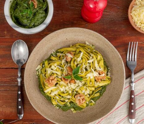 Fetuccine ao molho pesto