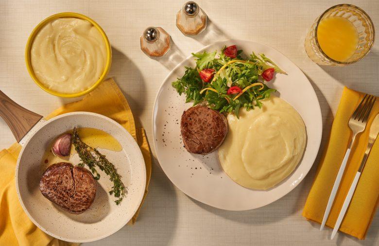 Aligot com filé mignon e mix de folhas
