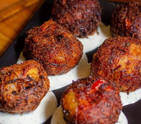 Bolinho de mandioca com carne seca