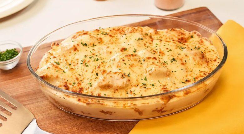 Batata assada com frango gratinado