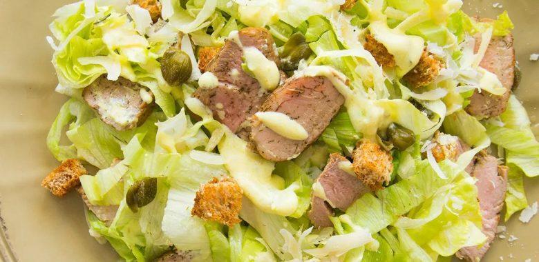 Salada com filé mignon suíno