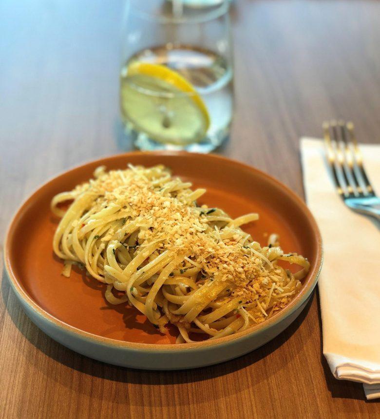 Linguine na manteiga de ervas, azeitonas e bacalhau assado