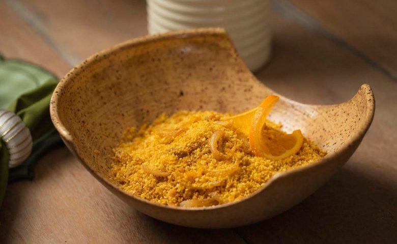 Farofa de milho com cebola e laranja