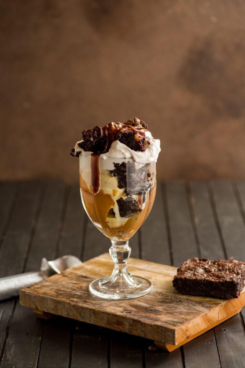 Taça brownie com calda de café