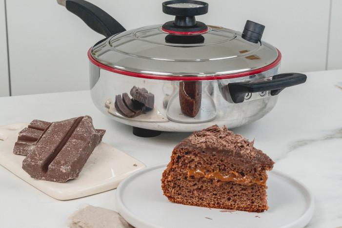 Bolo de chocolate com recheio de doce de leite