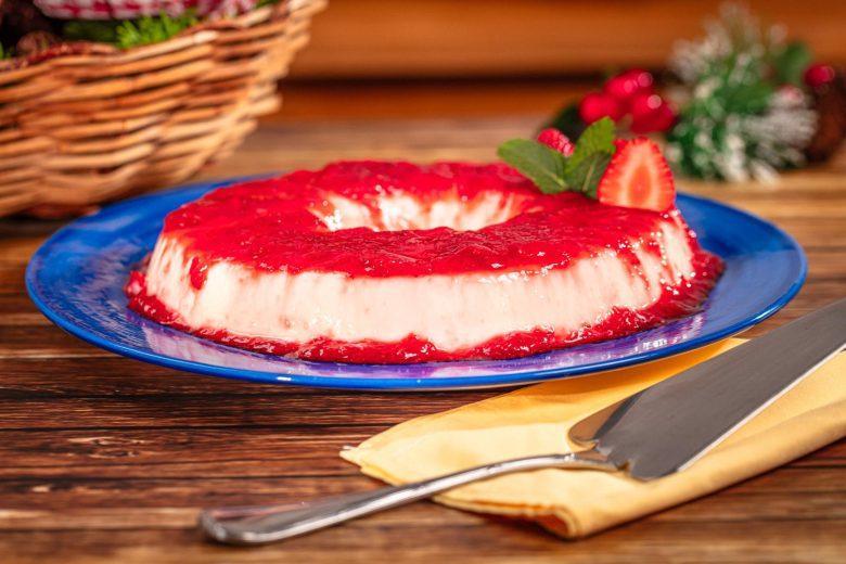Panna cotta com calda de morango