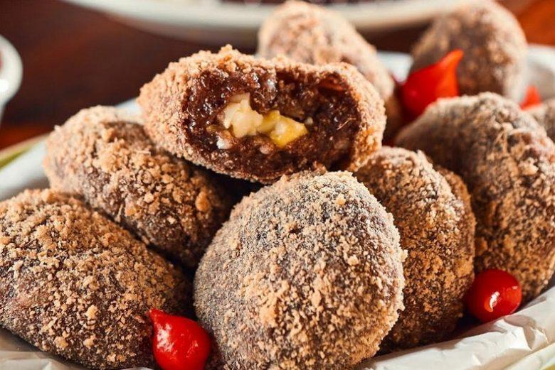 Bolinho de feijão com recheio de queijo