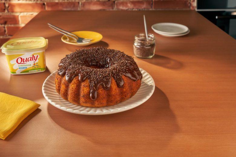 Bolo de cenoura com calda de brigadeiro
