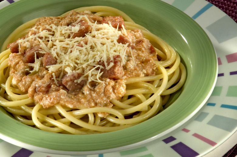 Espaguete ao molho de ricota com calabresa