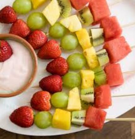 Espetinho de frutas com calda de iogurte