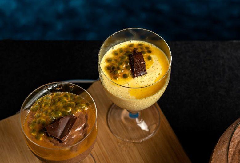 Mousse de maracujá com raspas de chocolate