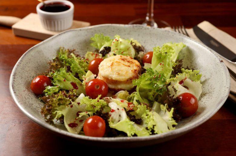 Salada de folhas com queijo de cabra