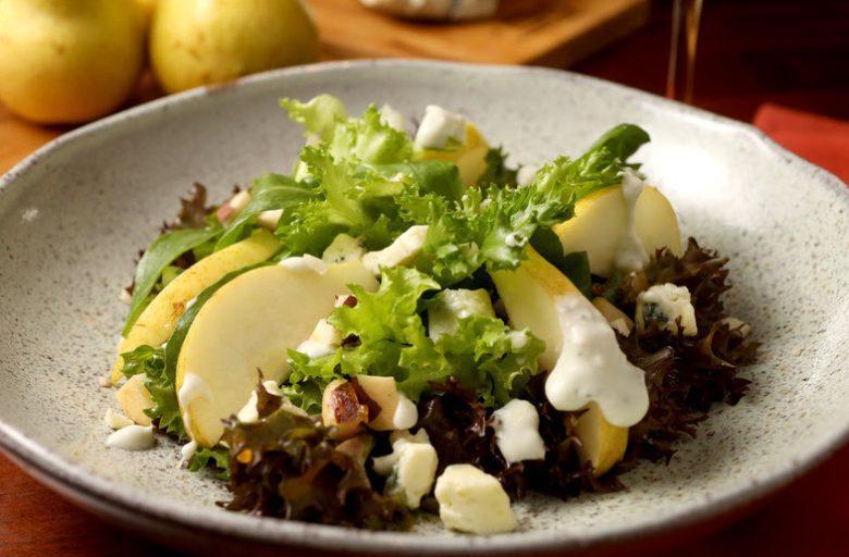 Salada de pera, nozes e gorgonzola com molho de iogurte