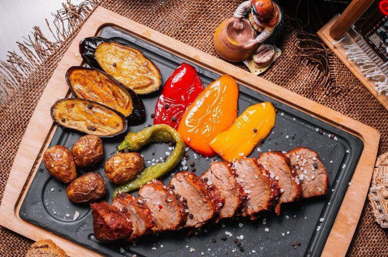 Fraldinha com sal de parrilla chimichurri e legumes grelhados