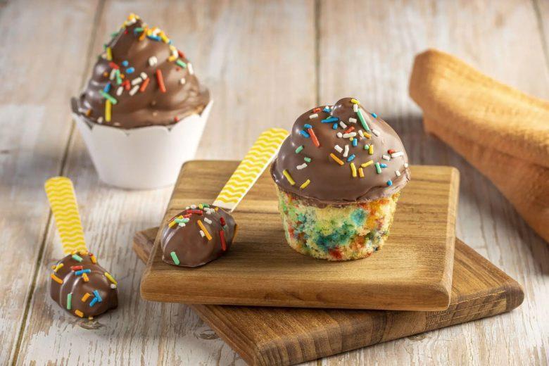 Brigadeiro banhado de colher e cupcake colorido