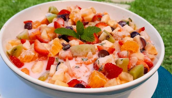 Salada tropical com molho de iogurte