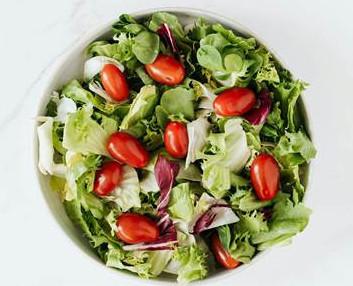 Salada de verão com farofa de banana