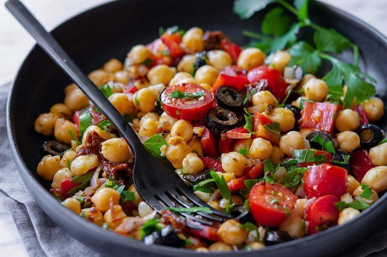 Salada mediterrânea de grão-de-bico