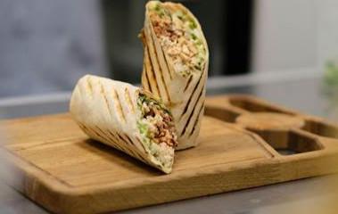 Wrap de frango com farofa de cebola