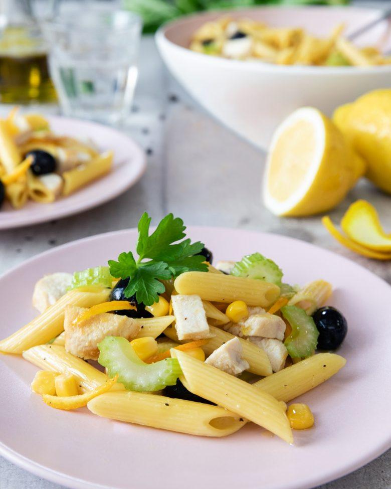 Salada de penne com azeitonas, milho e frango grelhado