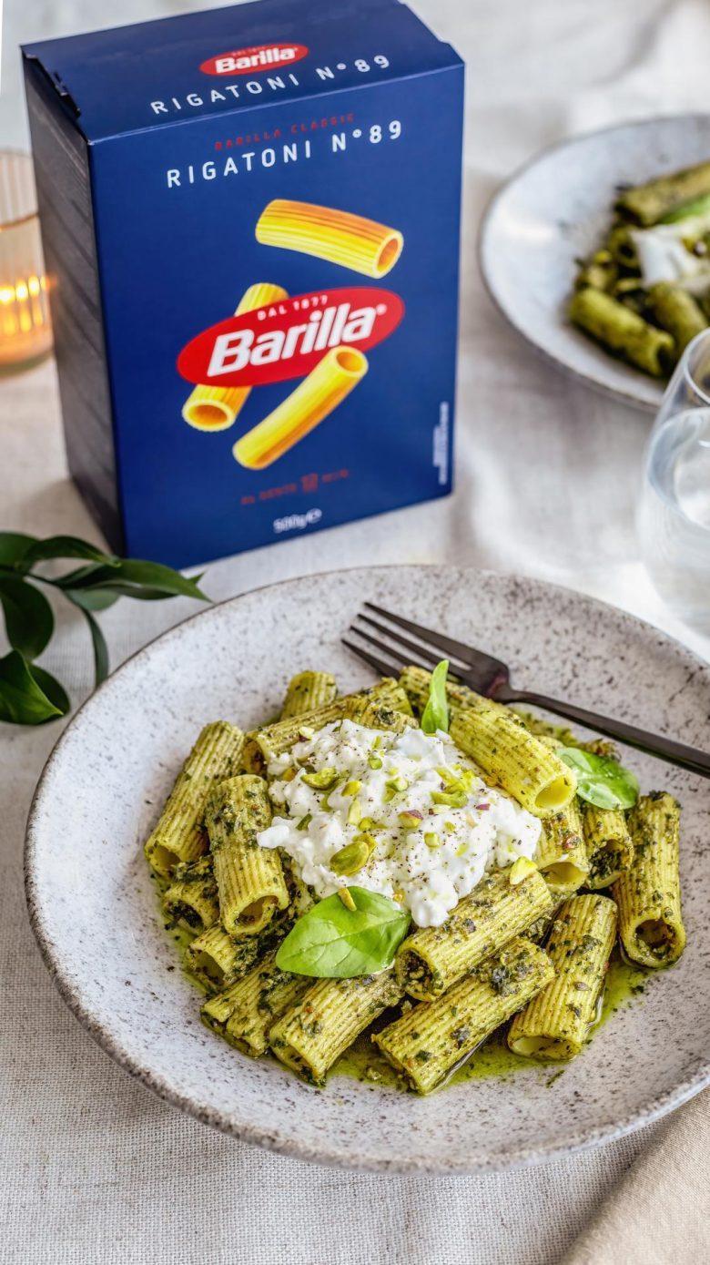Rigatoni com pistache e burrata
