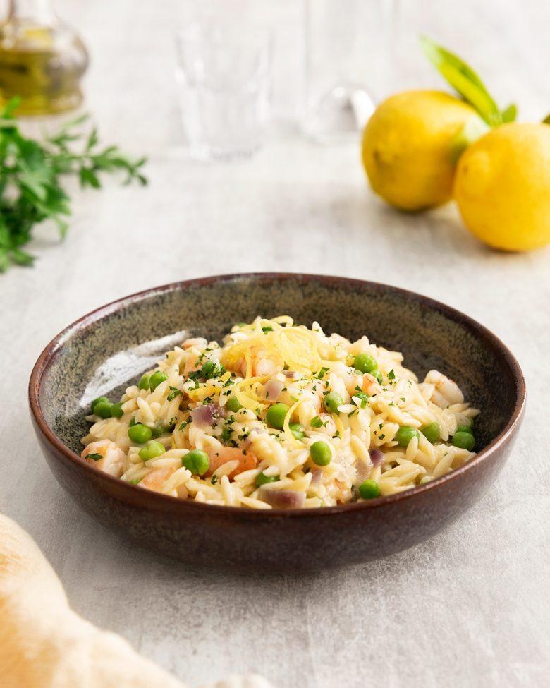Risoni com camarão, ervilha e limão siciliano