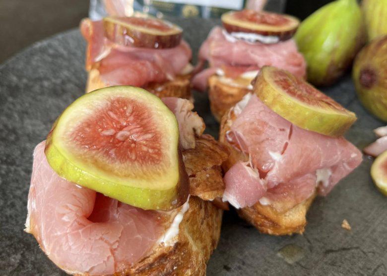 Bruschetta de prosciutto com figo e mel