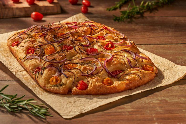 Focaccia de tomate, cebola roxa e alecrim