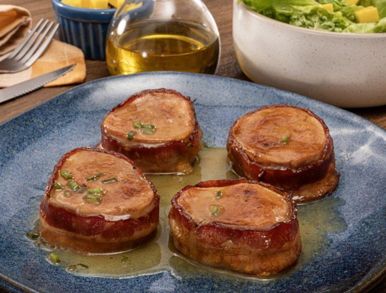 Filé mignon suíno com salada e manga