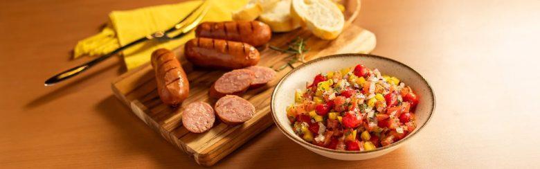 Linguiça de churrasco com vinagrete de pimenta biquinho