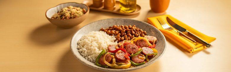 Linguiça toscana acebolada com mix de pimentões
