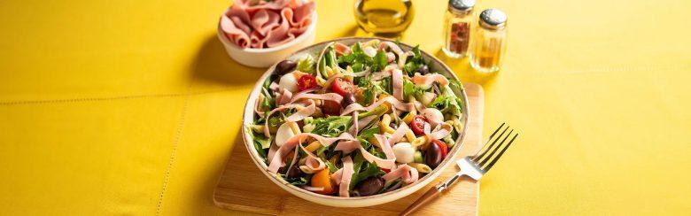 Salada mediterrânea com mignoneto, penne e folhas