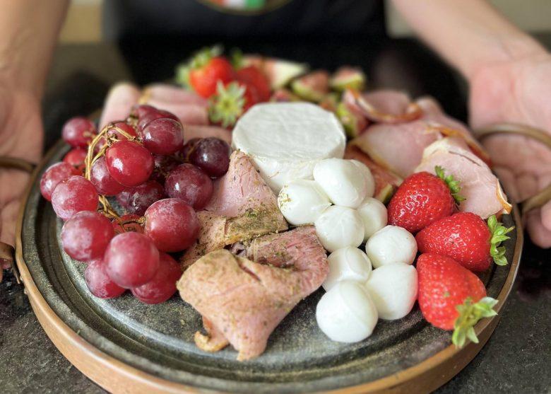 Tábua de frios com prosciutto, queijo e frutas