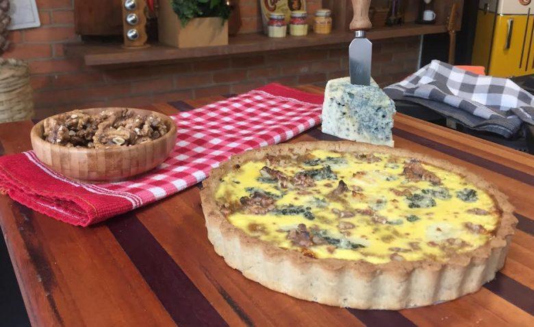 Torta de gorgonzola sem glúten com cebola caramelizada 