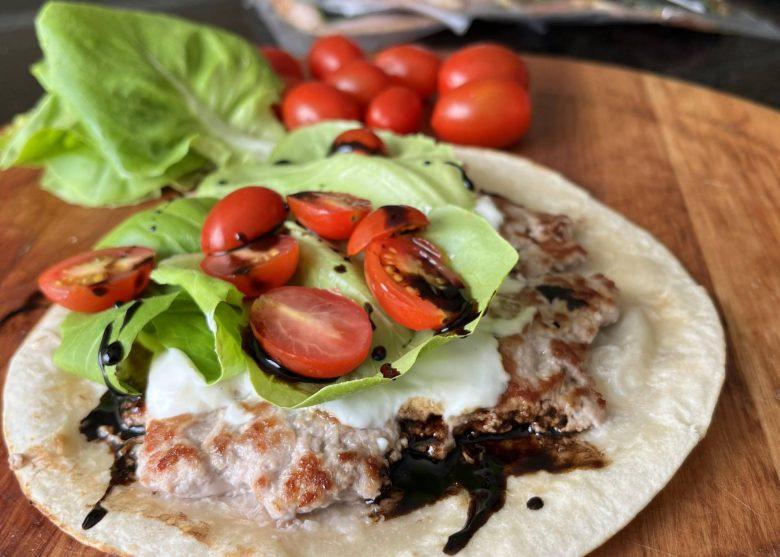 Wrap com carne suína moída e salada