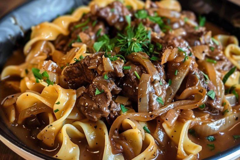 Macarrão com bife acebolado