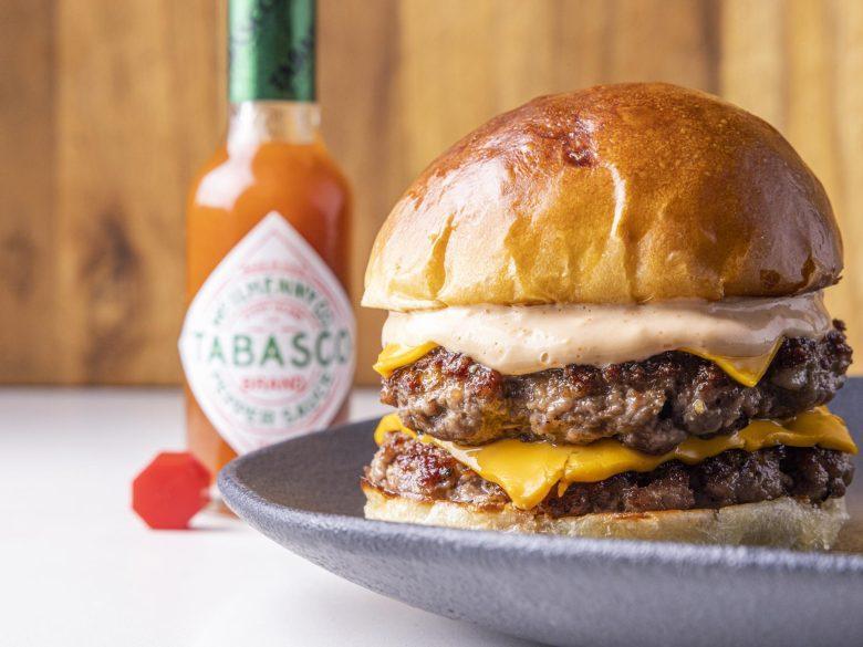 Miniburger com aioli de molho Tabasco