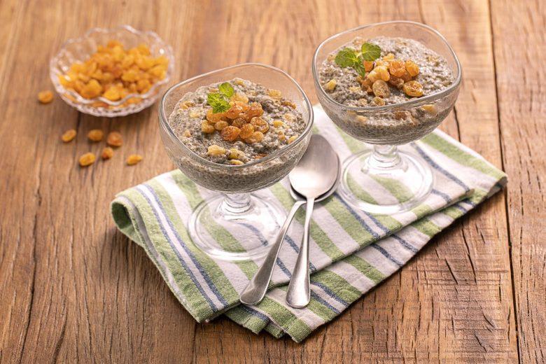 Pudim de chia com uva passa