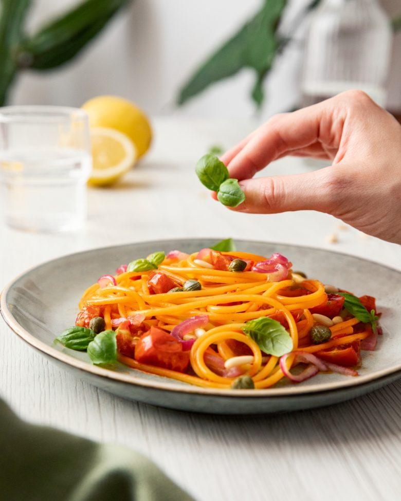 Spaghetti com tomatinhos assados e alcaparras