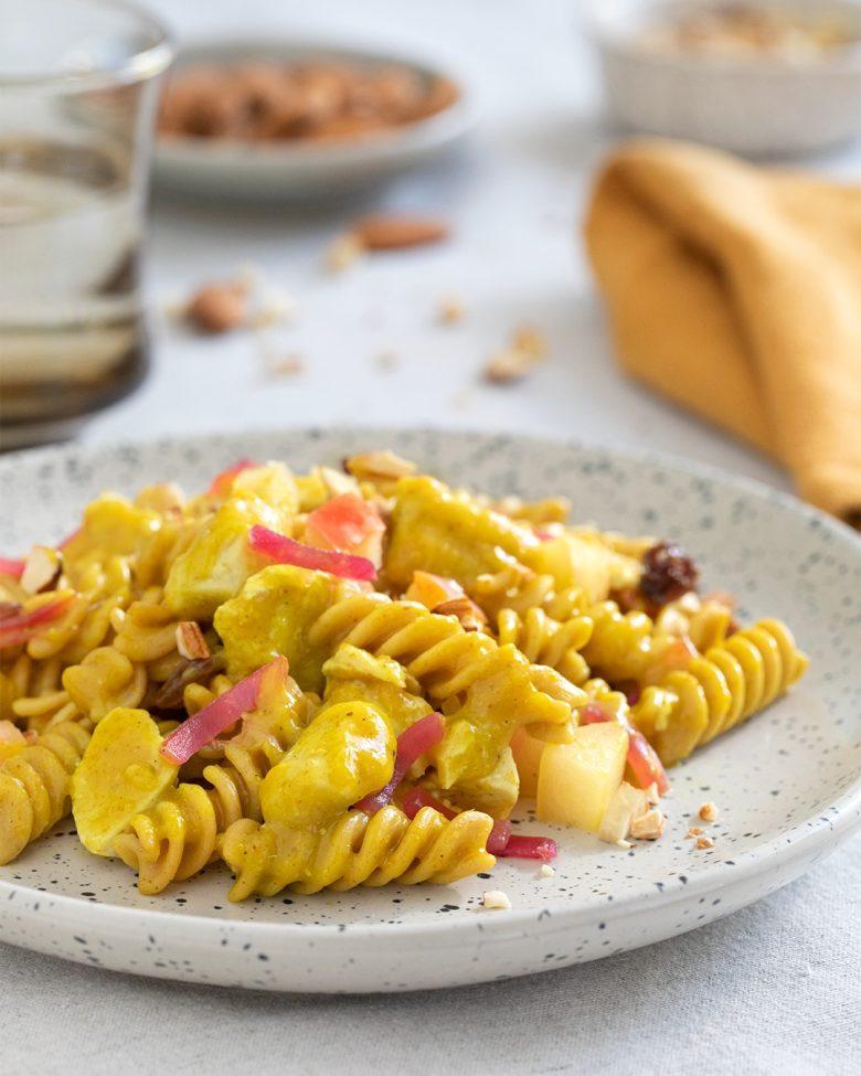 Fusilli com frango ao curry, maçã e cebola roxa